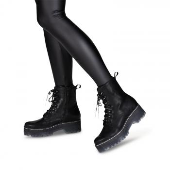 sportlicher Schnürstiefelette in schwarzem Imitatnappa  mit Profilsohleer
