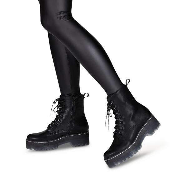 sportlicher Schnürstiefelette in schwarzem Imitatnappa  mit Profilsohleer